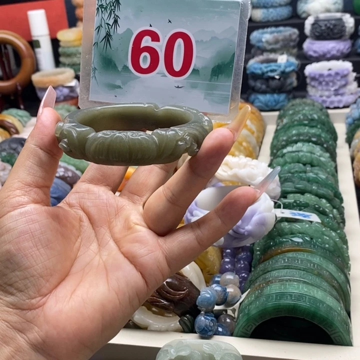 未镶嵌手镯石英质玉