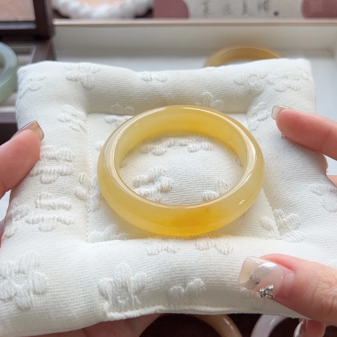 尔***。未镶嵌手镯石英质玉