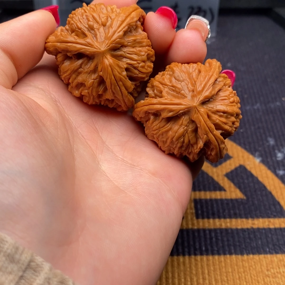倔***う文玩核桃吊坠白狮子