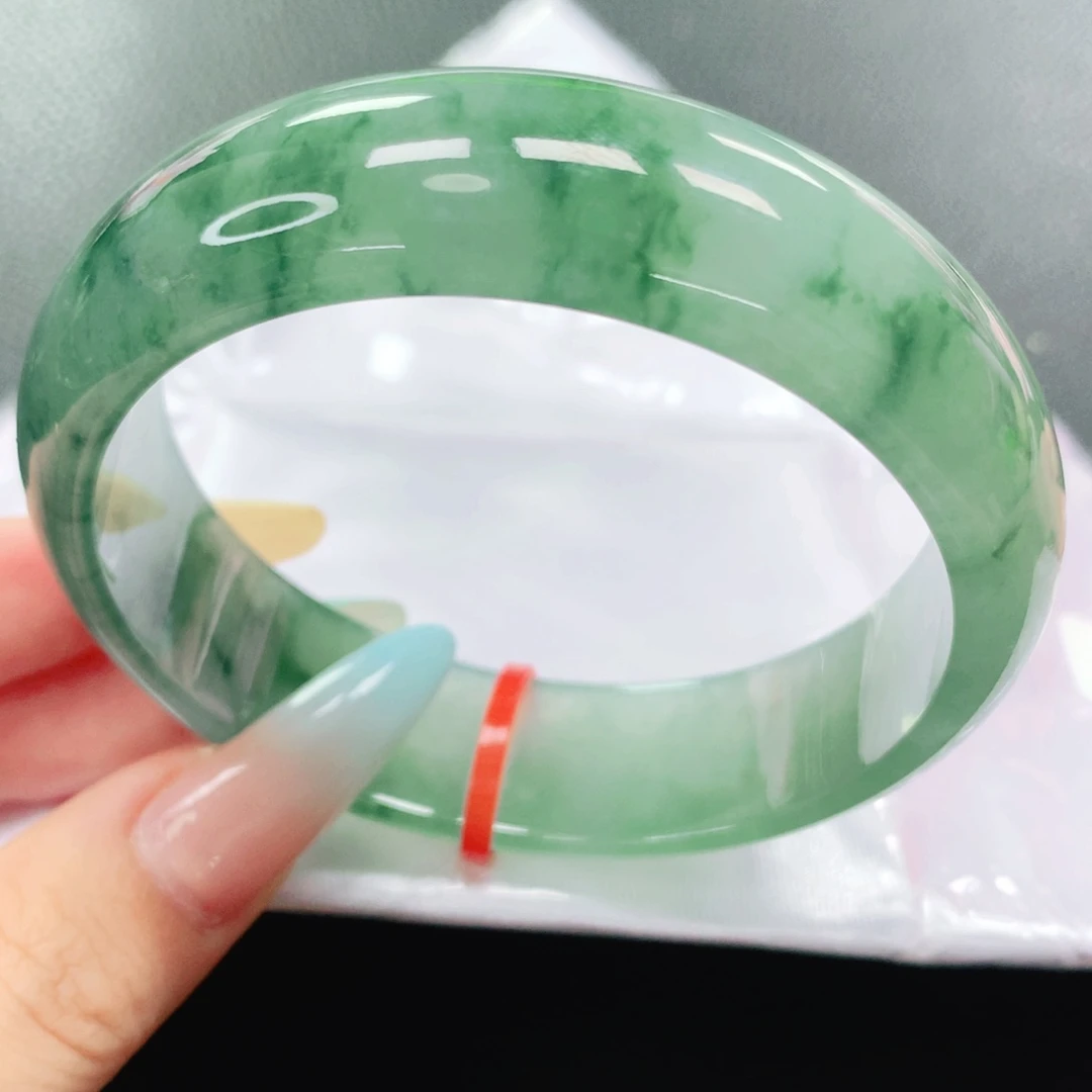 翡翠手镯未镶嵌60。