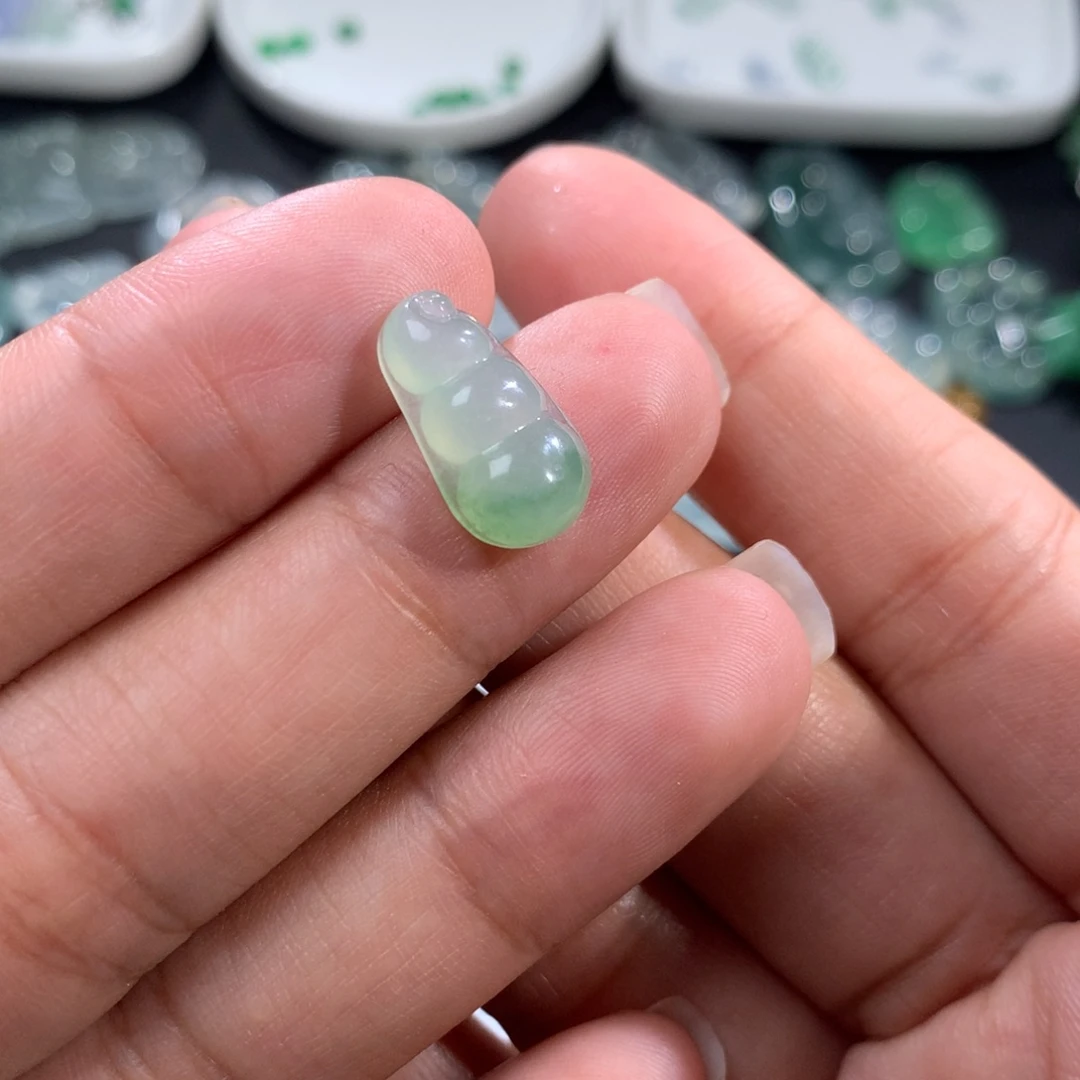 翡翠裸石未镶嵌四季豆