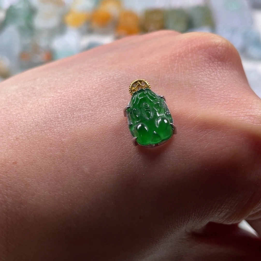 翡翠吊坠(赠链)未镶嵌