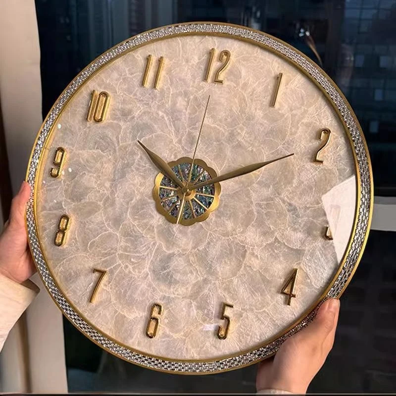 轻奢贝壳挂钟2025高级感现代简约时钟表挂墙黄铜客厅大气墙面挂表