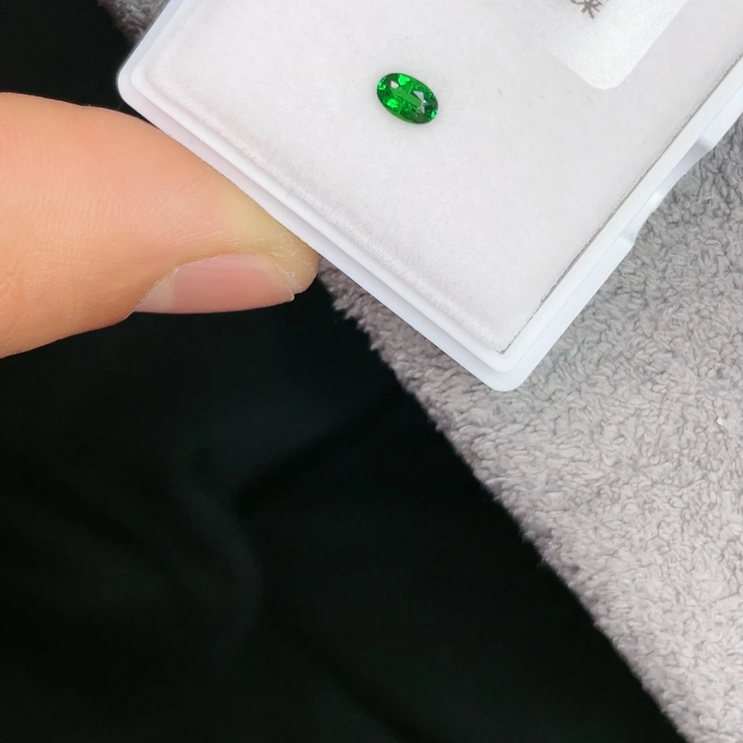 石榴石（沙弗莱）裸石未镶嵌0.3Ct。