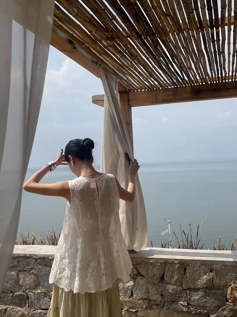 法式重工蕾丝花边背心女2025年夏季新款百搭微透无袖圆领提花上衣