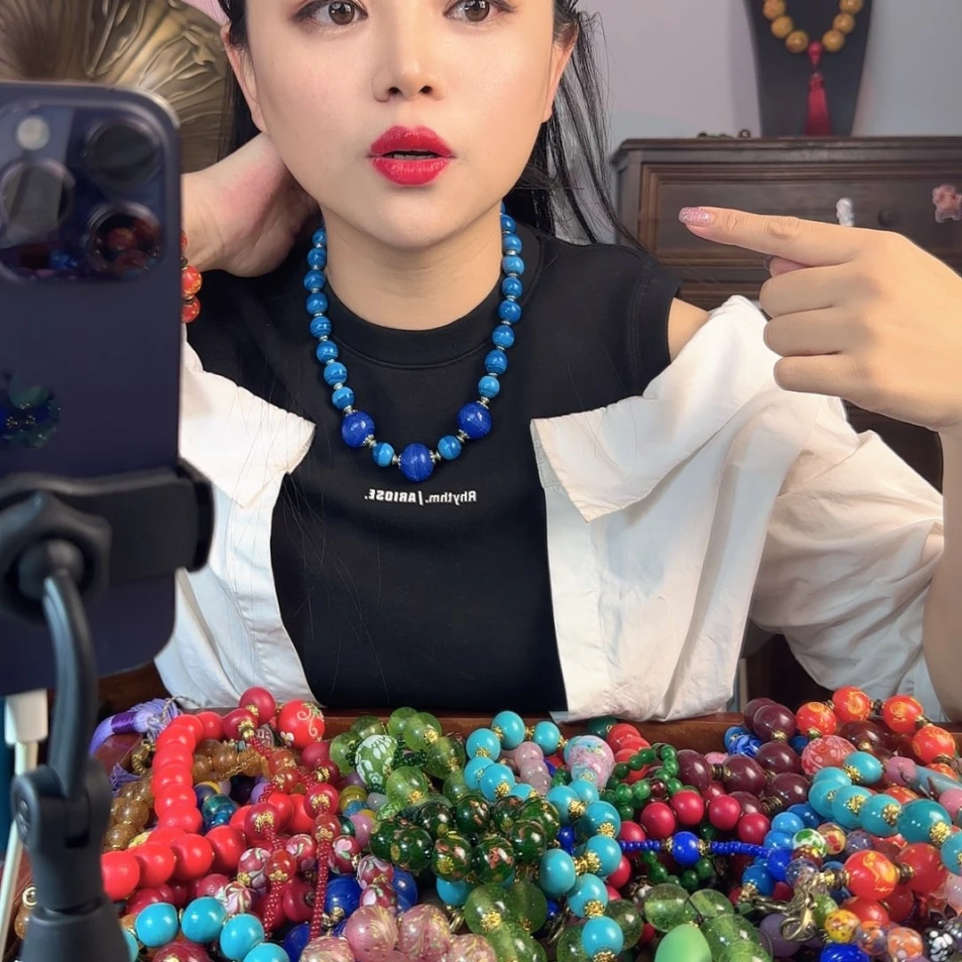 玻璃颈饰?****谁老琉璃的故事是一个人的故事吗