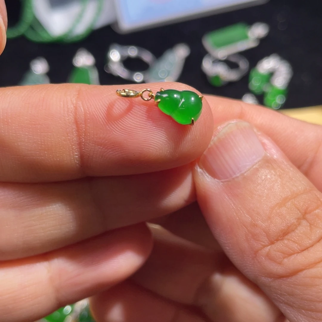 翡翠18K金镶嵌颈饰翡翠