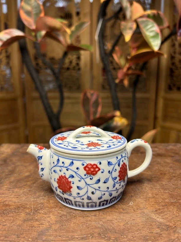 青花釉里红缠枝莲汉瓦壶