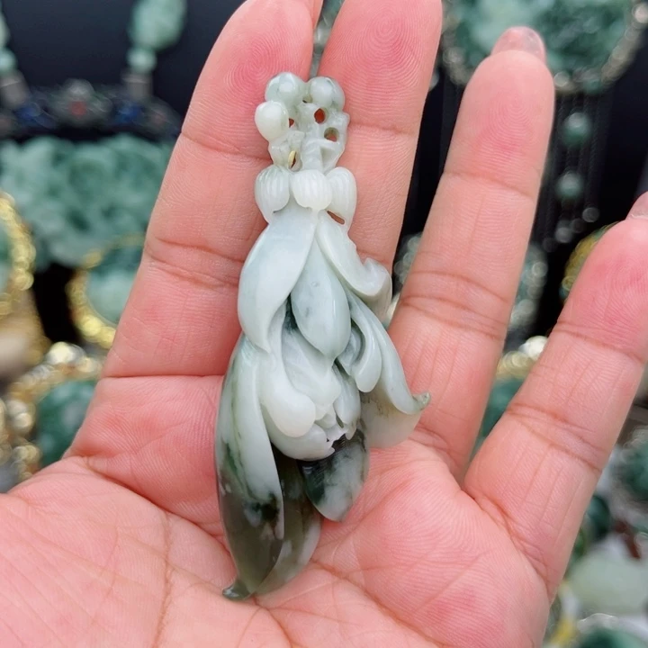 透闪石-蛇纹石玉未镶嵌颈饰