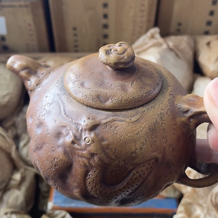 紫砂茶壶矿泥料手工制作的一把紫砂壶。