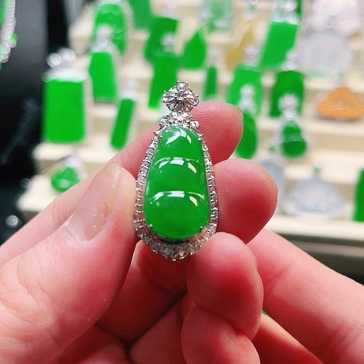 翡翠吊坠(不含链)18K金镶嵌连中三元