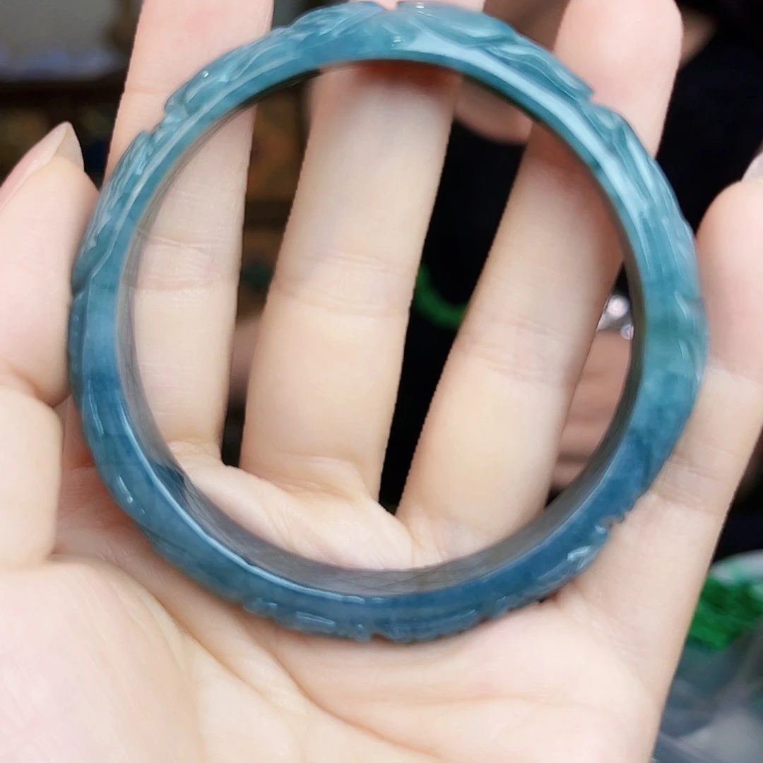 翡翠未镶嵌颈饰多样性