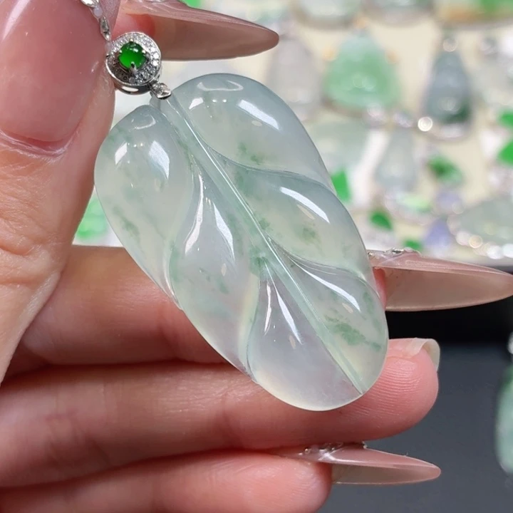 颈饰18K金镶嵌翡翠