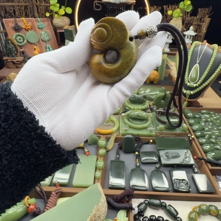 岫岩河磨玉（透闪石质玉）未镶嵌把件