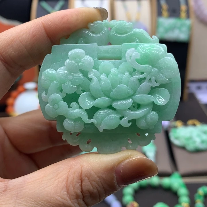 翡翠未镶嵌吊坠(赠链)