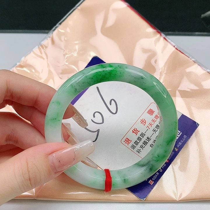 翡翠手镯未镶嵌翡翠手镯