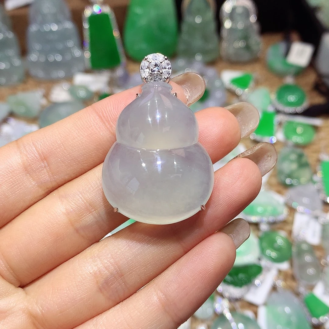 翡翠18K金镶嵌颈饰葫芦