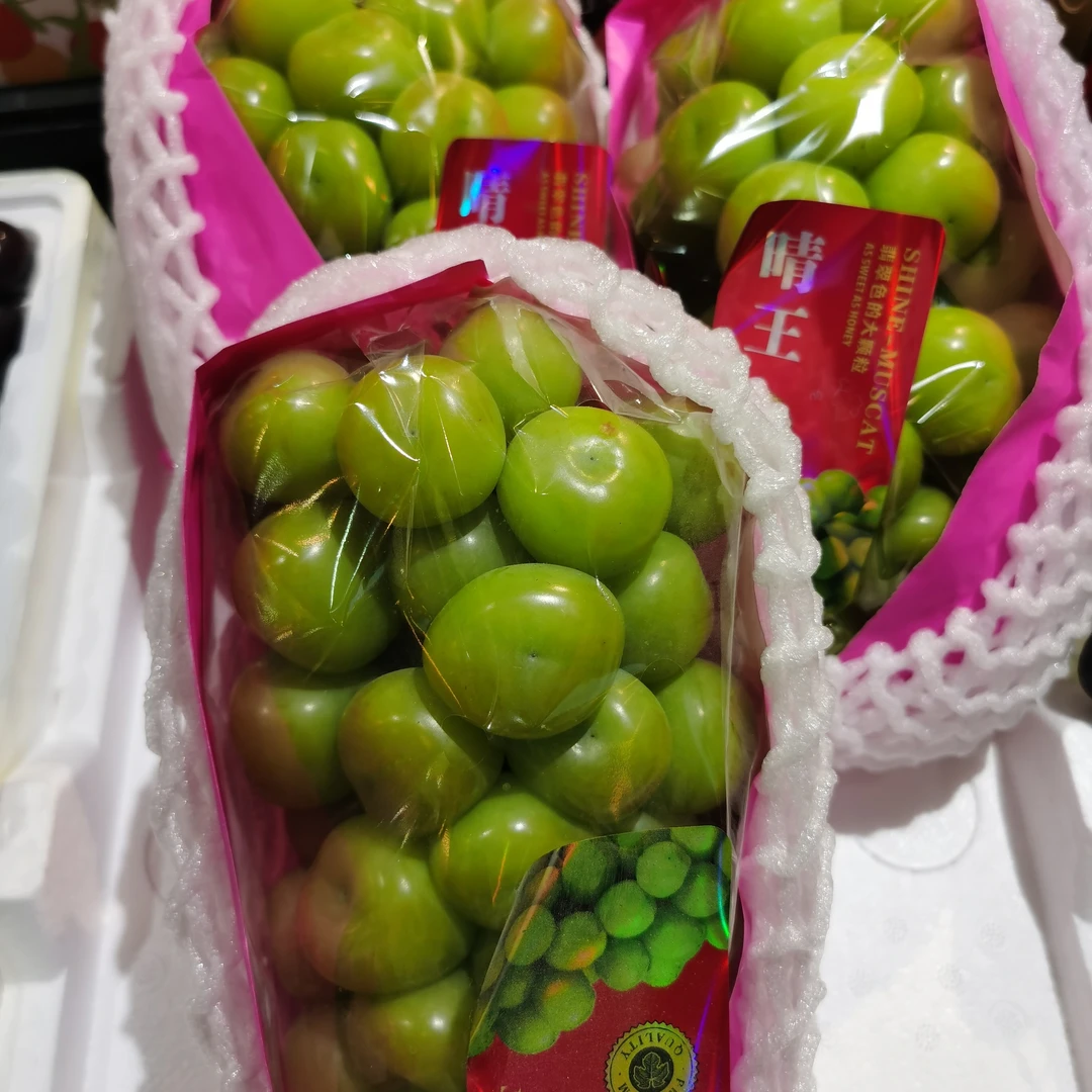 大粒晴王葡萄一串约2.8斤左右