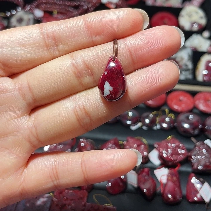 天然辰砂原矿吊坠5.4克