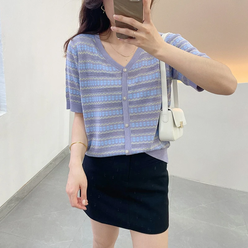 胖MM大码女装2025夏季新款正肩V领上衣休闲宽松条纹排扣针织衫潮