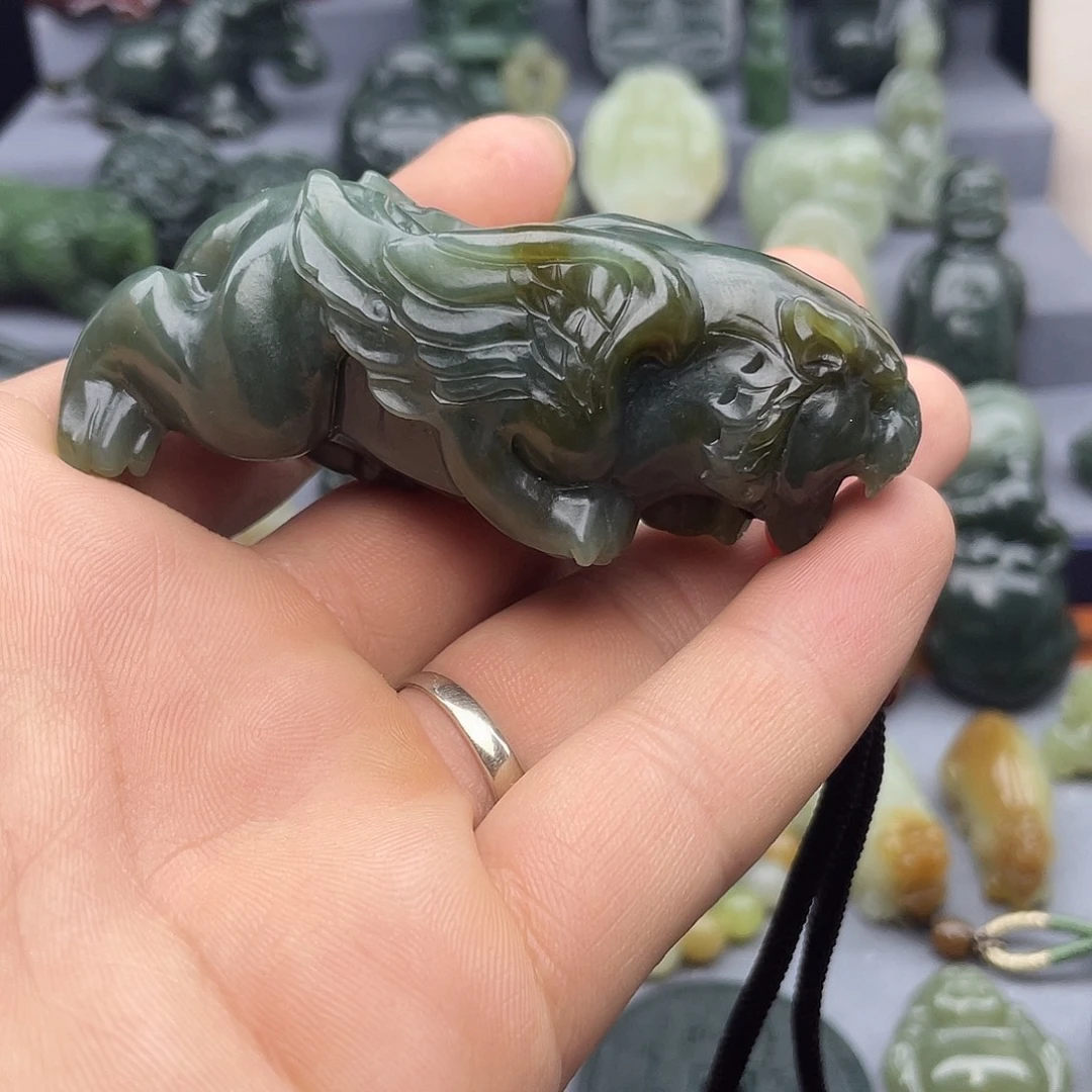 和田玉未镶嵌把件