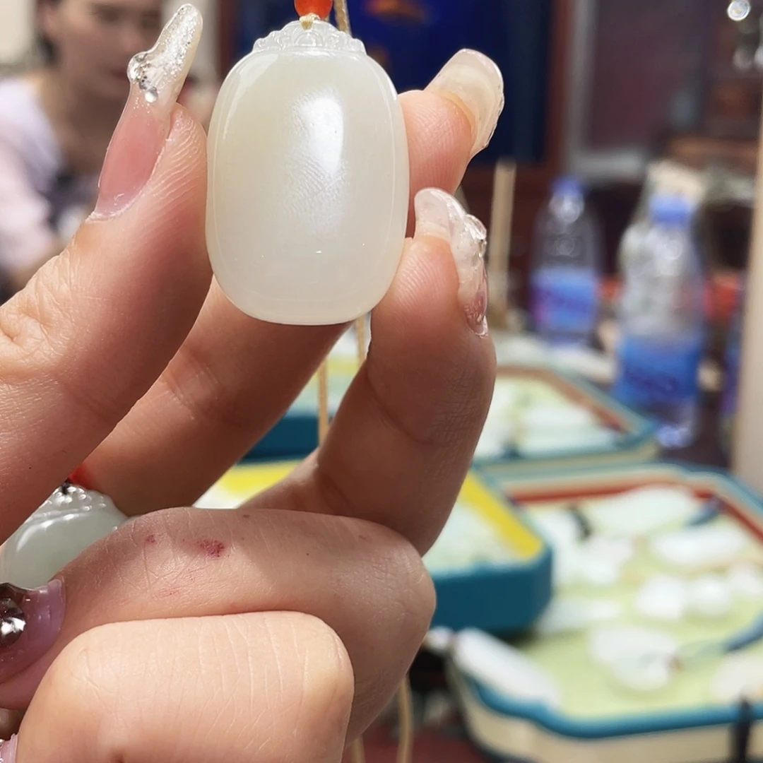 和田玉未镶嵌颈饰棒***糖