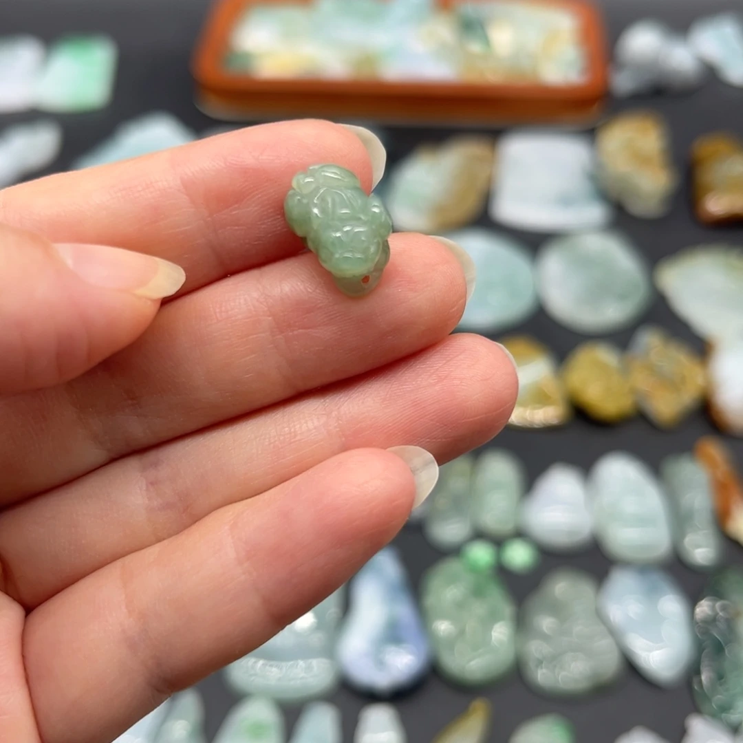 翡翠未镶嵌颈饰小貔貅