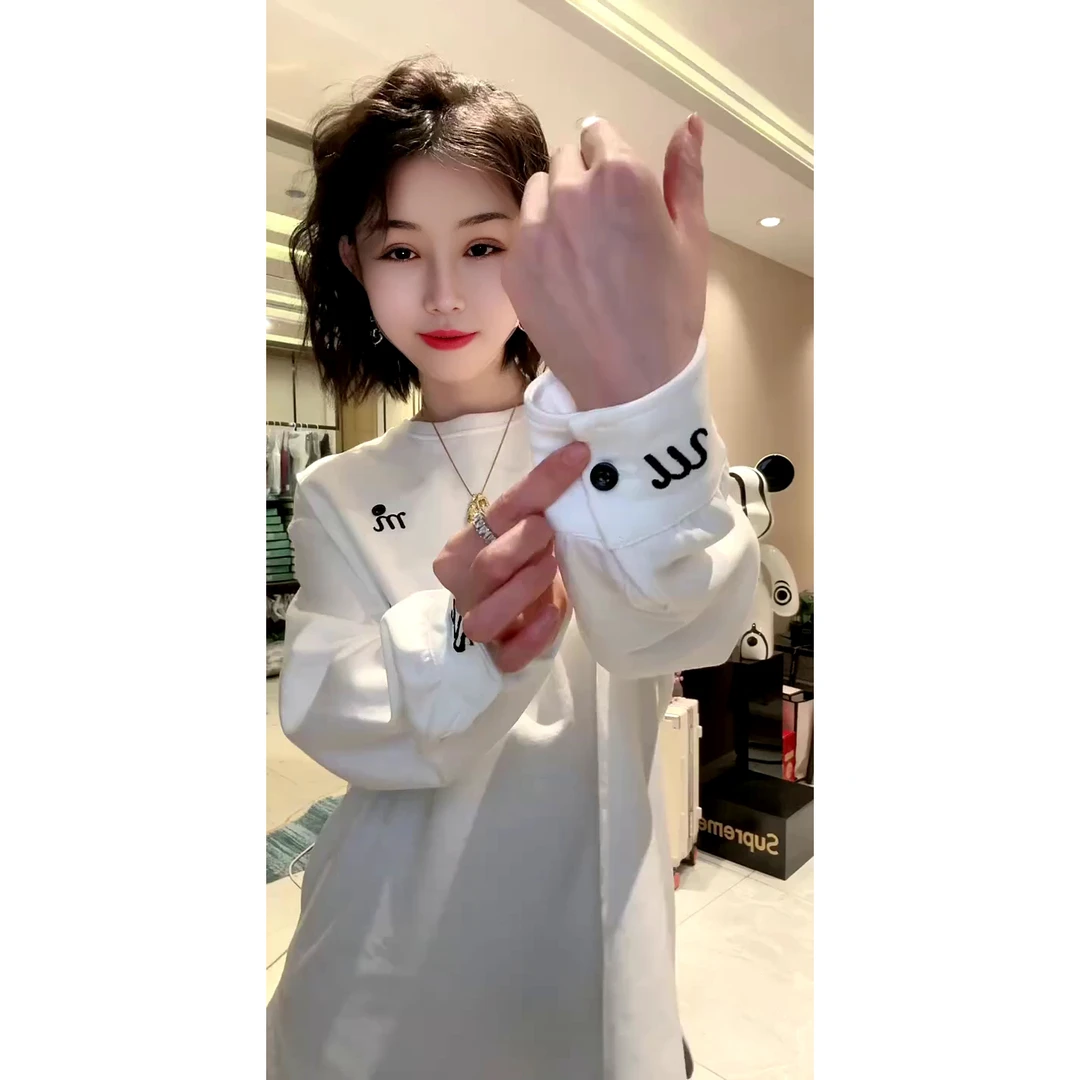 春季新款休闲百搭洋气重工刺绣M字扣圆领长袖T恤