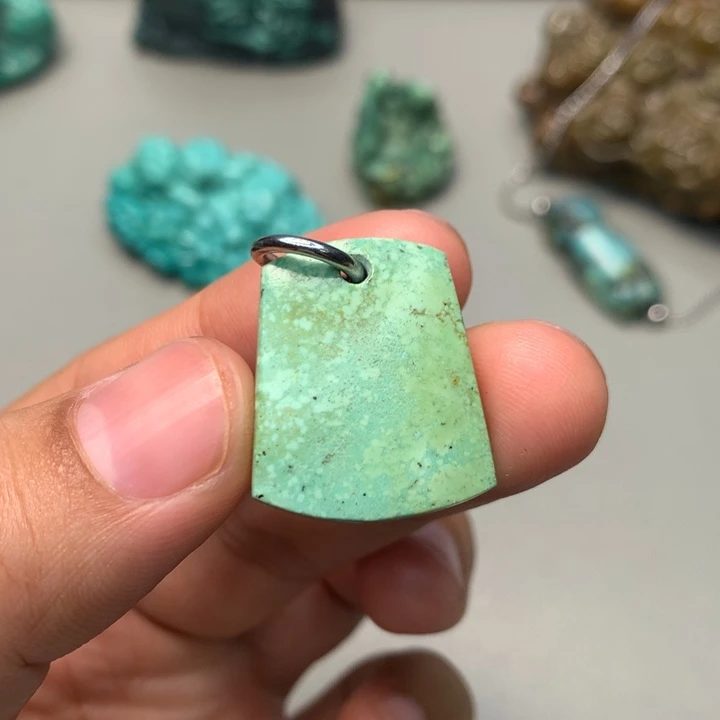 绿松石未镶嵌颈饰