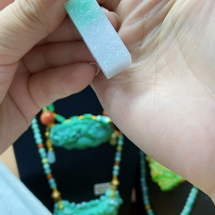 翡翠未镶嵌颈饰吊坠