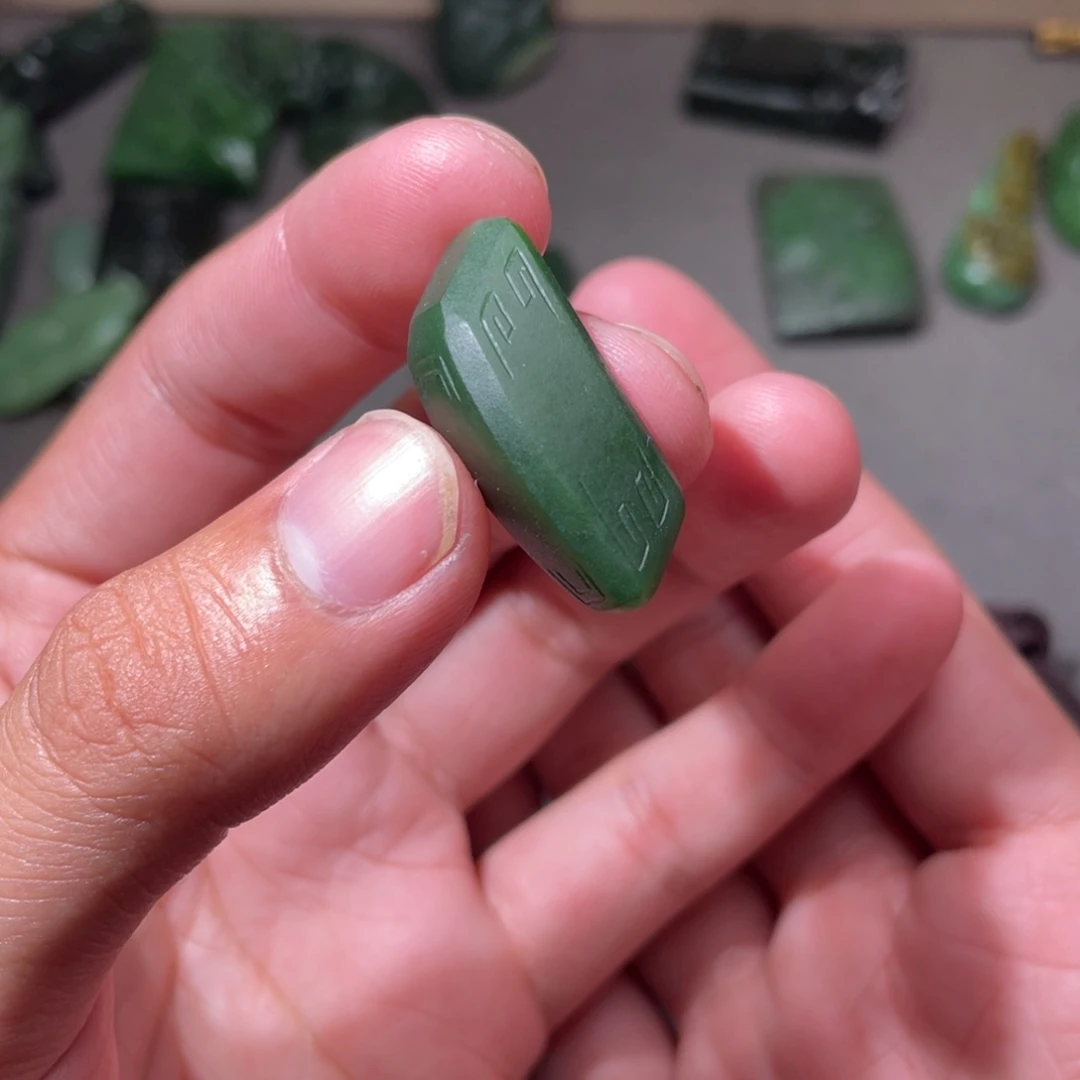 和田玉（碧玉）未镶嵌颈饰定制