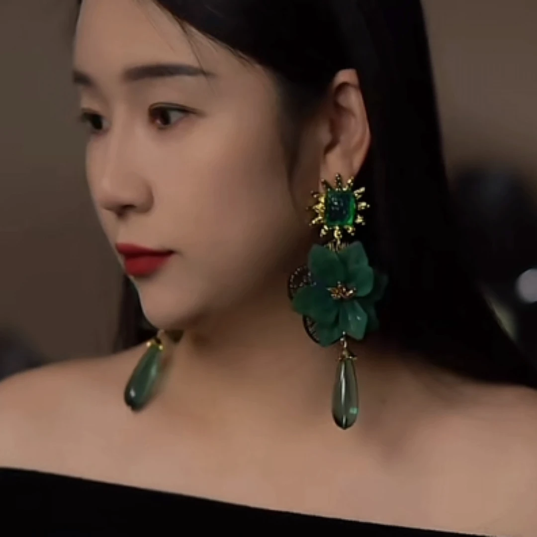 铜合金合成锆石耳饰 春绿色花朵扫肩