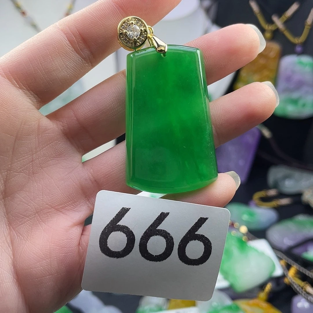 翡翠未镶嵌吊坠(赠链)