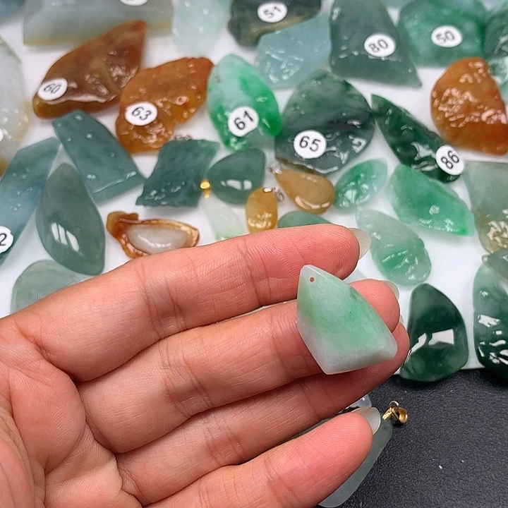 翡翠未镶嵌颈饰随型