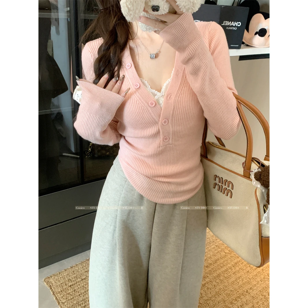 【柔柔】2024秋季新款纽扣锁骨衫心机设计V领修身弹力显瘦纽扣上衣