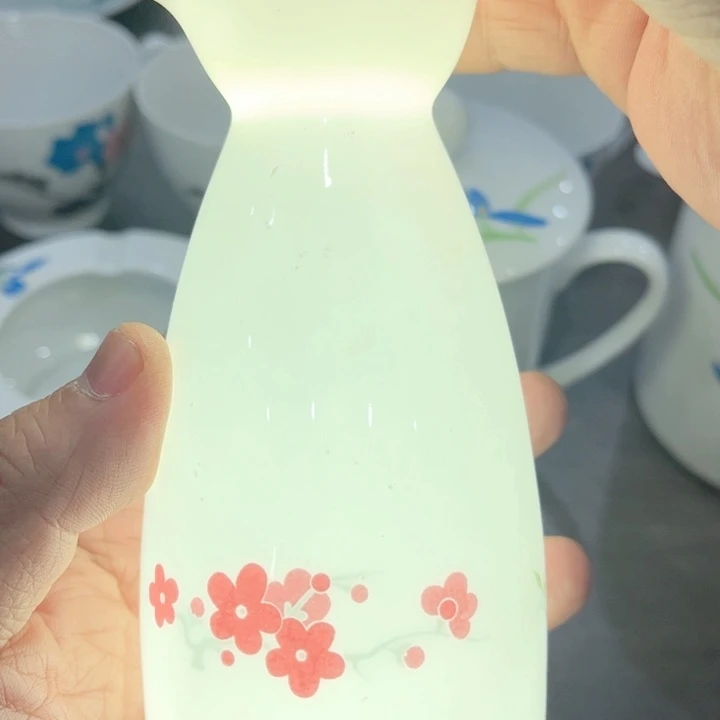 壶釉下五彩的瓷器和