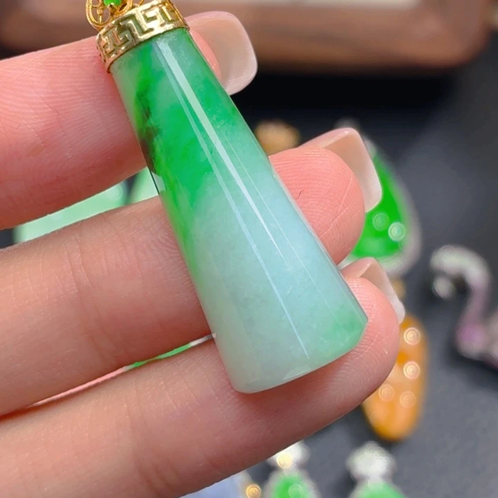 颈饰18K金镶嵌翡翠