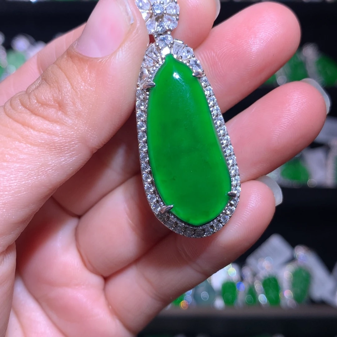 【闪购商品】颈饰银S925镶嵌翡翠撒*的天然翡翠