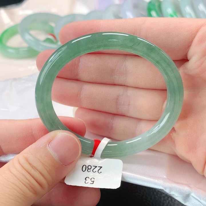 翡翠手镯未镶嵌缅甸A货翡翠手镯贵妇