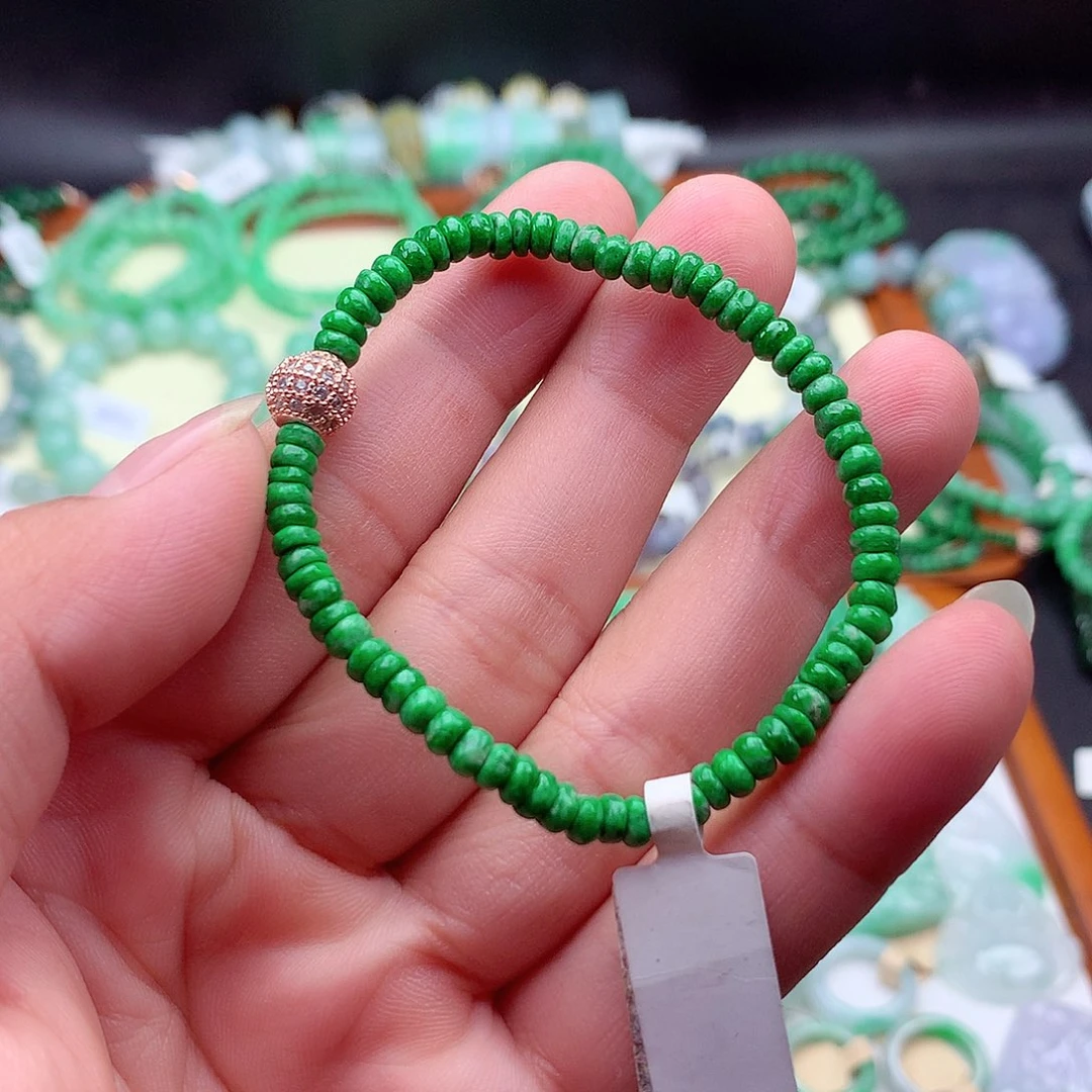 翡翠挂件未镶嵌手串比较干