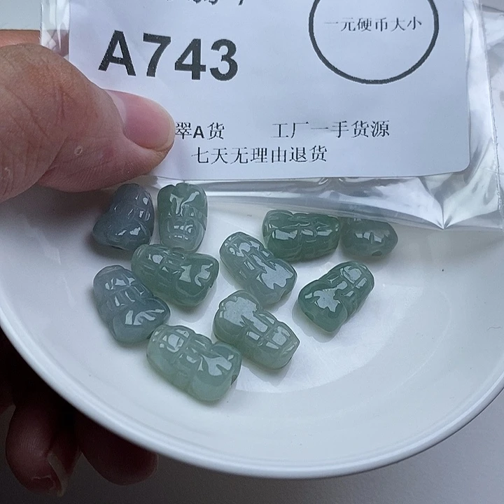翡翠未镶嵌颈饰通孔
