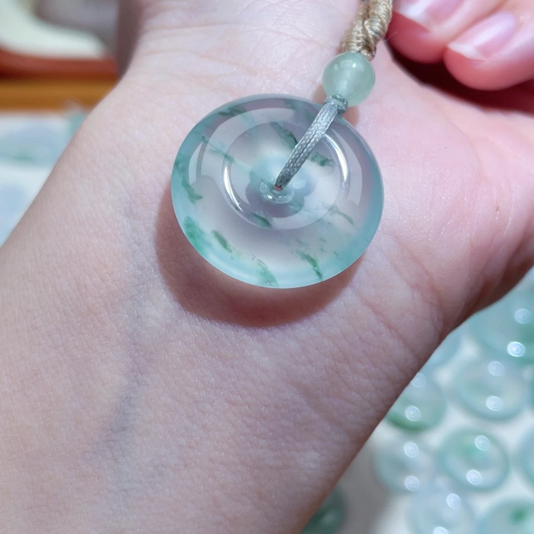 翡翠颈饰未镶嵌平安扣