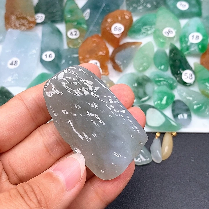 翡翠未镶嵌颈饰随型