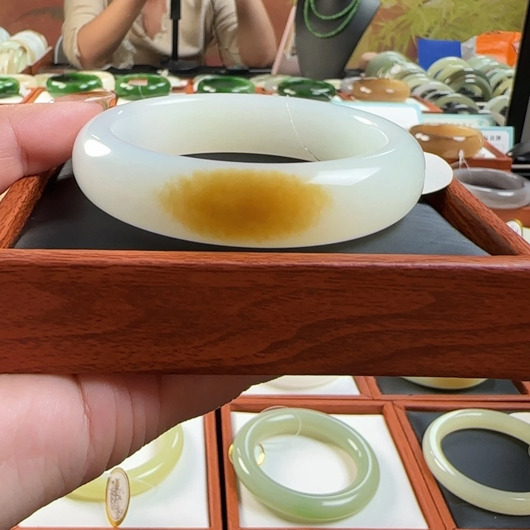 和田玉未镶嵌手镯