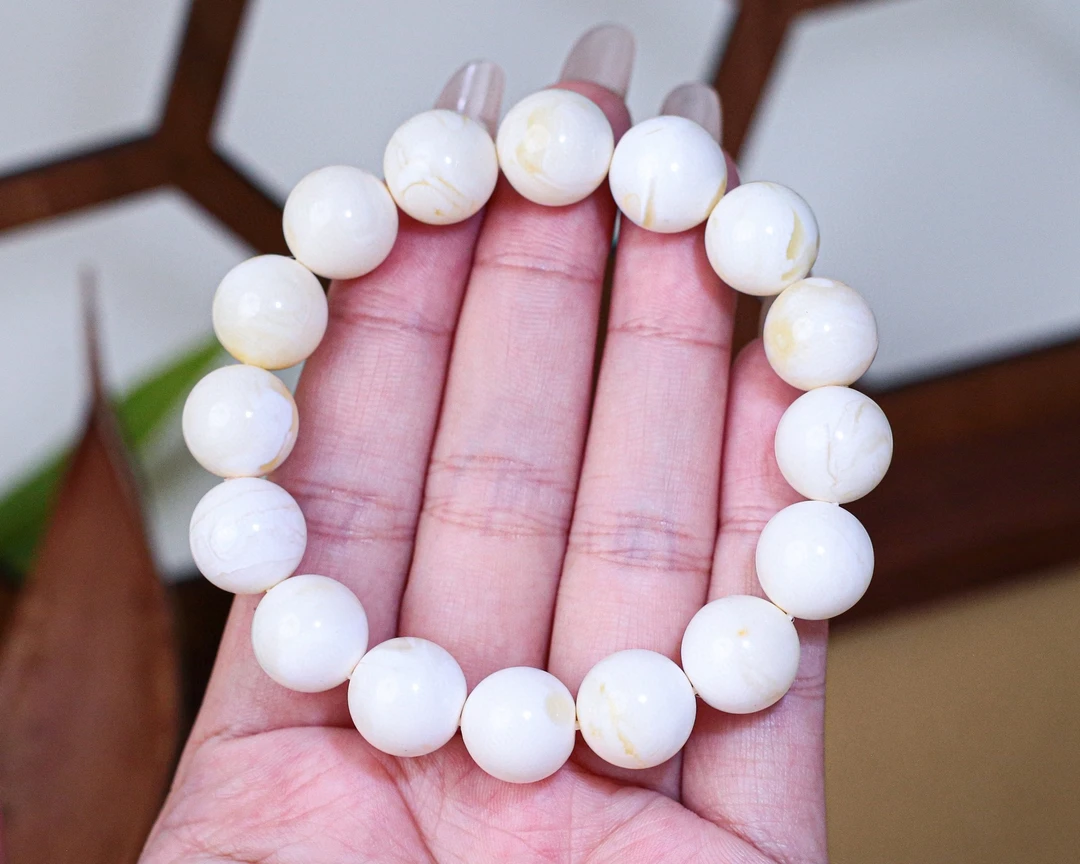18.39 13+ 琥珀蜜蜡瓷白圆珠手串，高贵奢华，收藏级~上手豪气干云