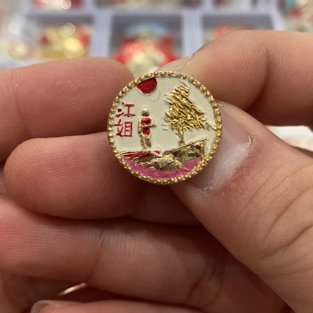 铝红色纪念章粉江姐