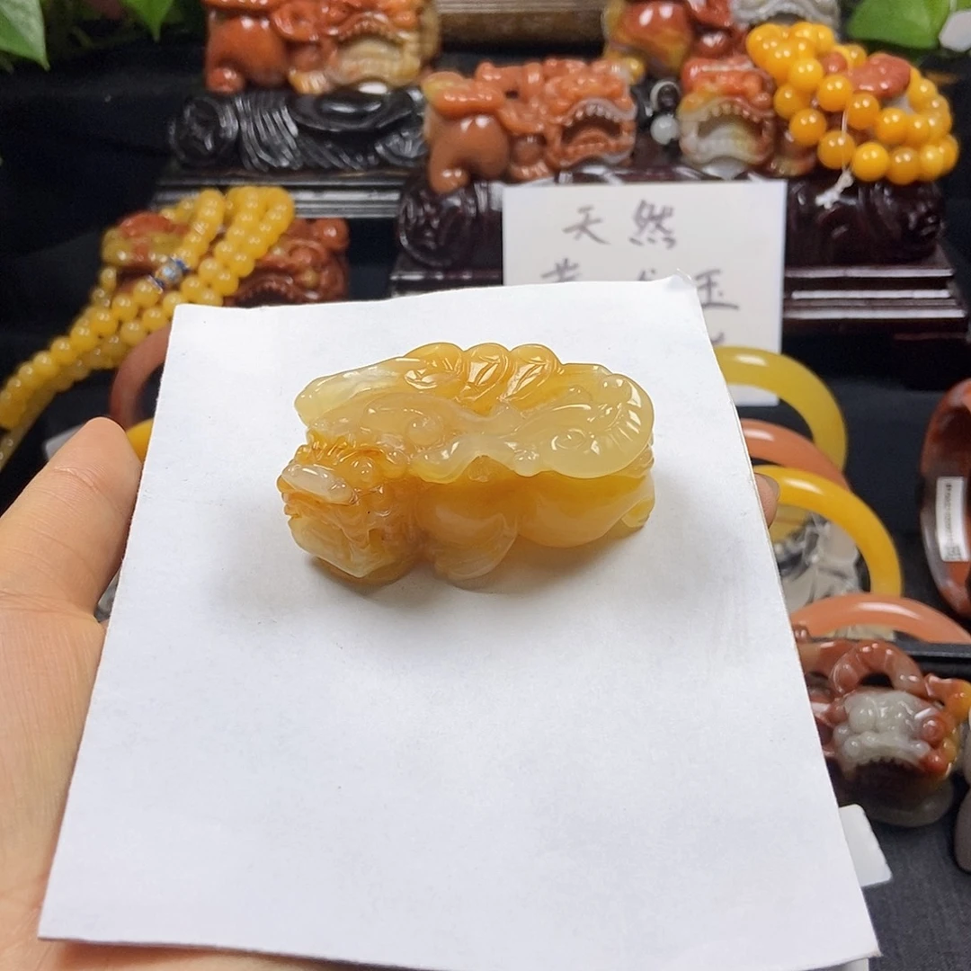 石英质玉（黄龙玉）未镶嵌颈饰Y***。米儿