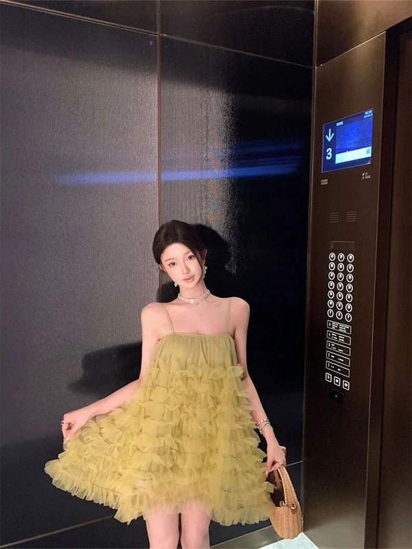新款小众设计吊带连衣裙吊带裙夏季裙子时尚女款穿搭蓬蓬裙