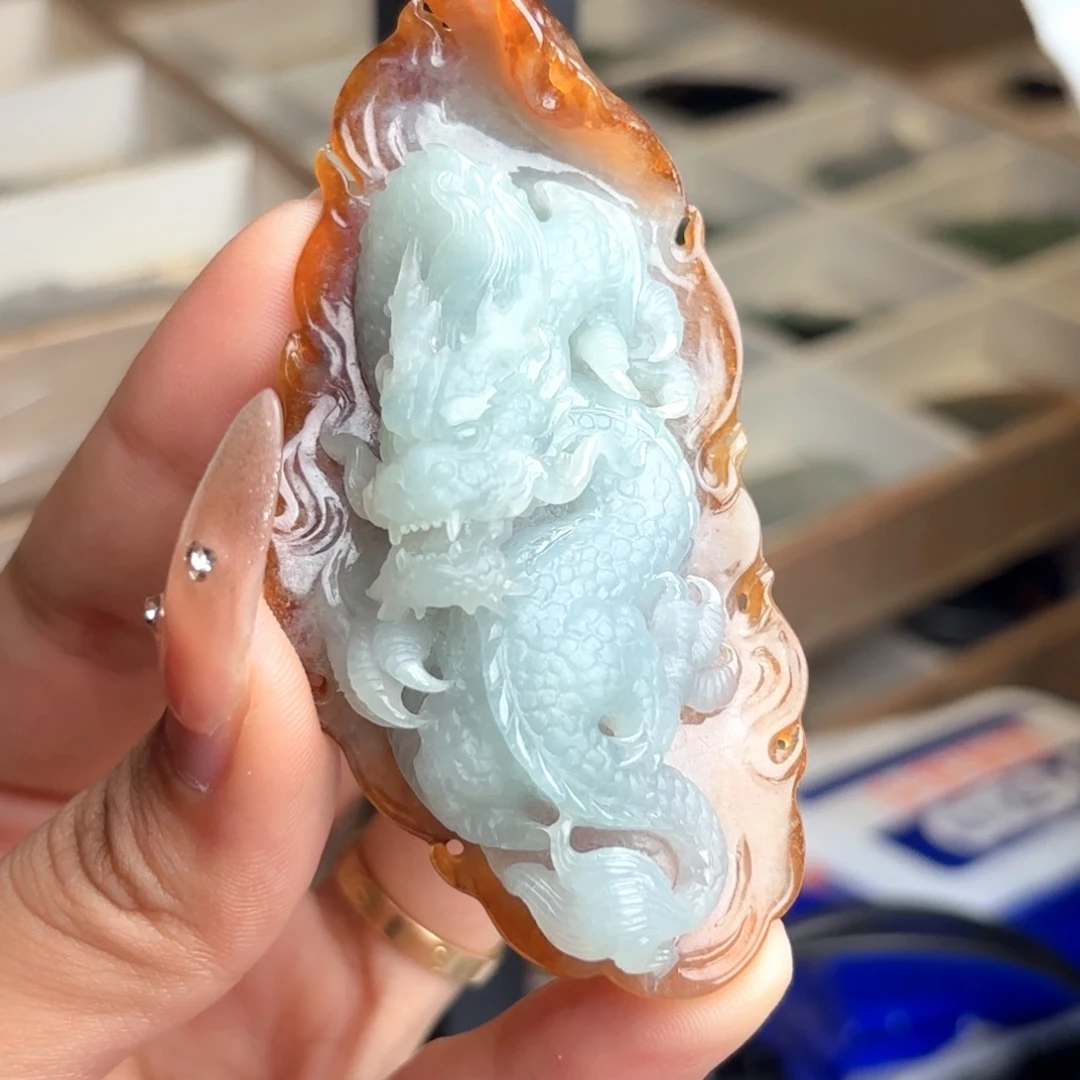 翡翠未镶嵌颈饰龙牌