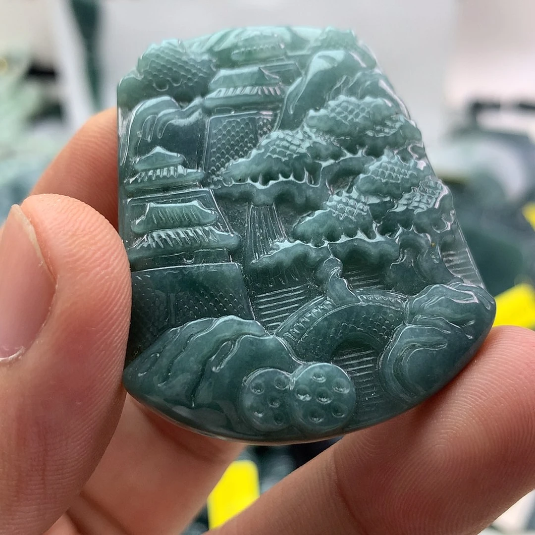 翡翠未镶嵌颈饰山水